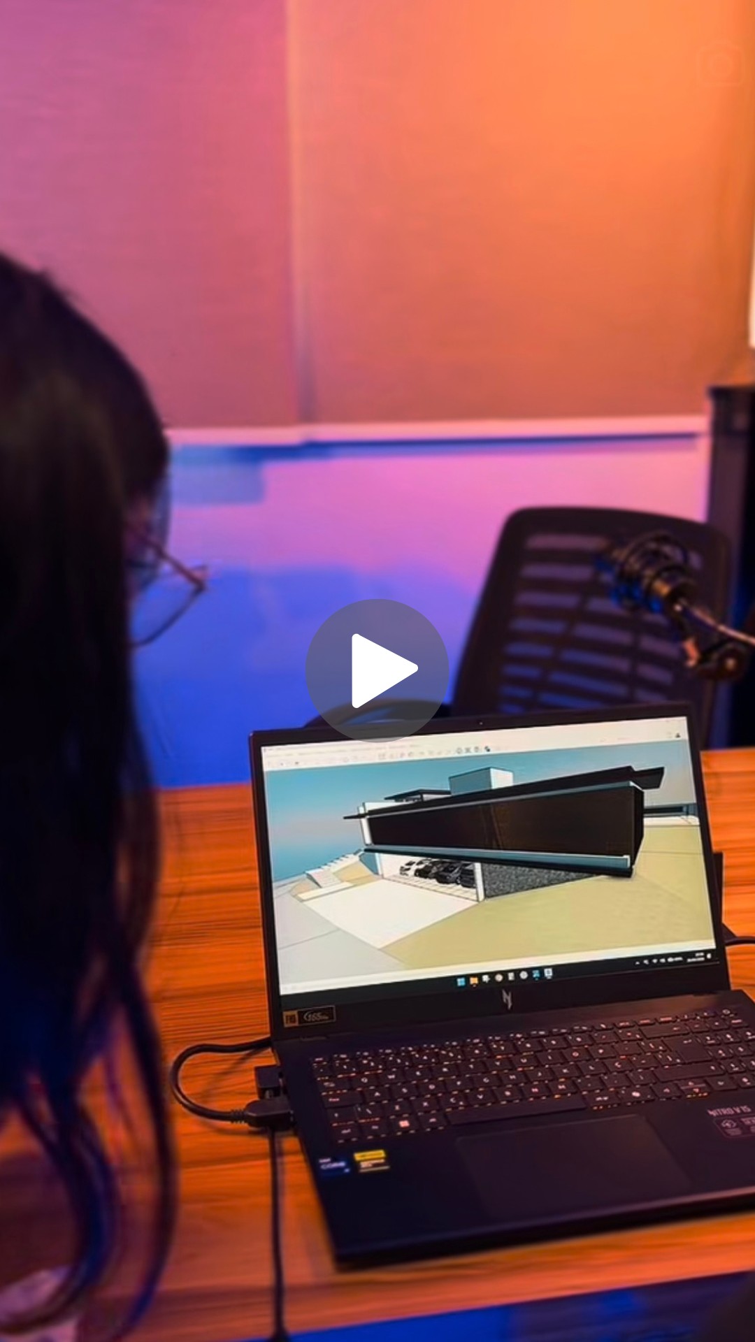 Capa de vídeo com bastidores de um projeto no computador