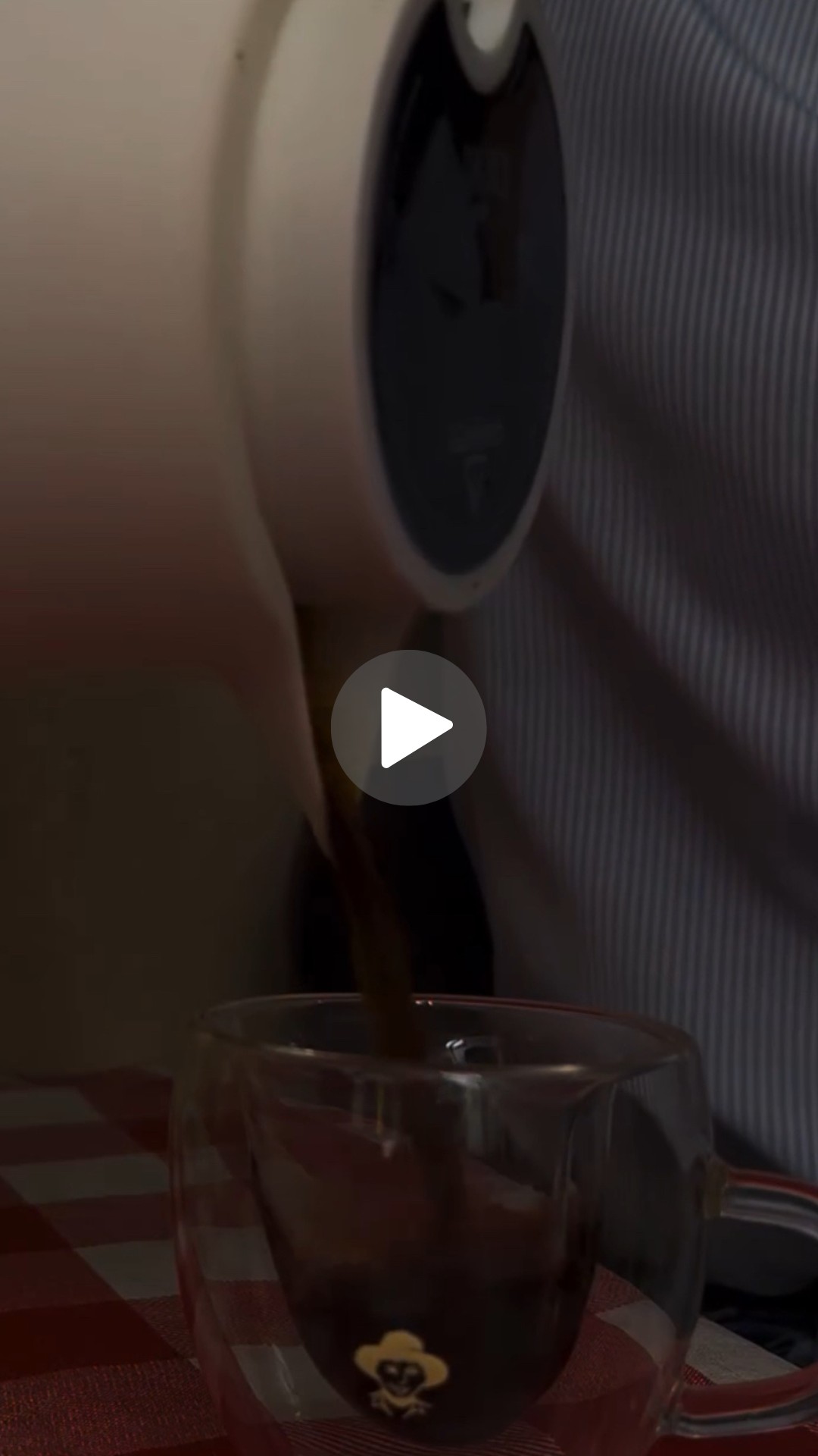 Capa de vídeo com café sendo preparado